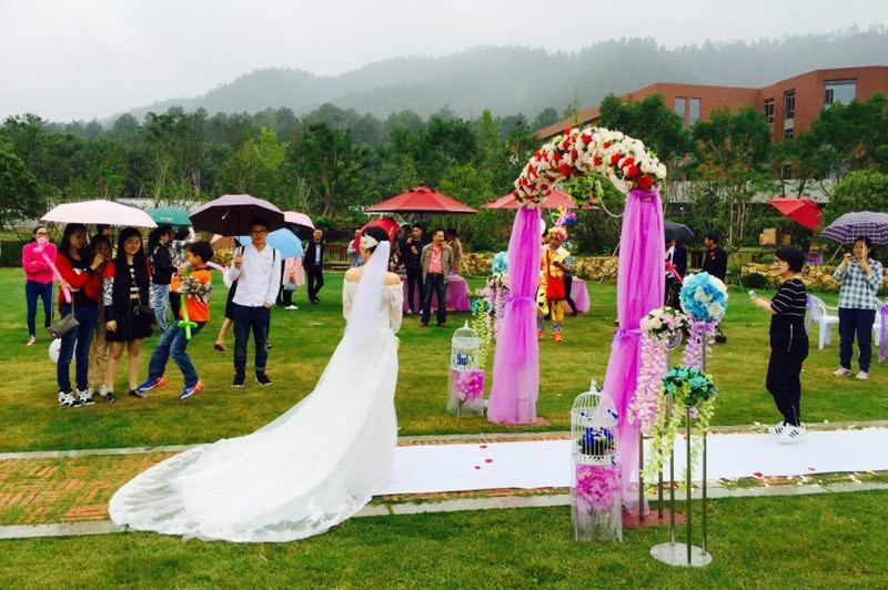 漫山蓝莓田、黑松林之间，这100户人家的乌托邦，邀你来做“后天亲人”