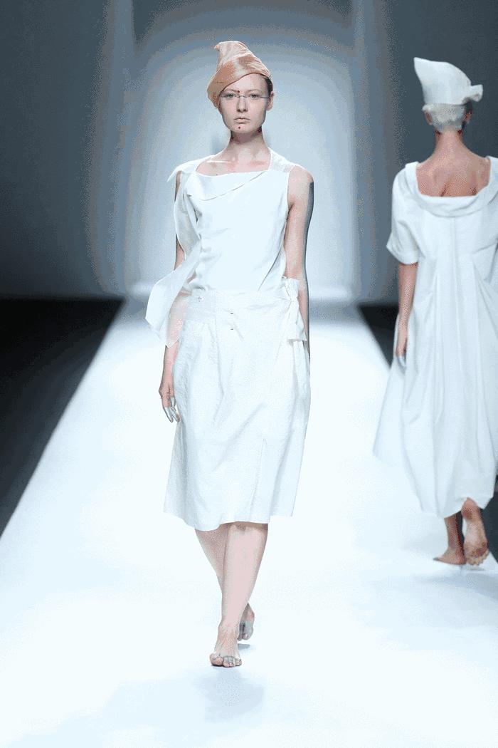 我们在上海时装周最忙的档口，“入侵”了设计师们的手机相册