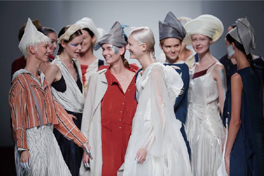 我们在上海时装周最忙的档口，“入侵”了设计师们的手机相册