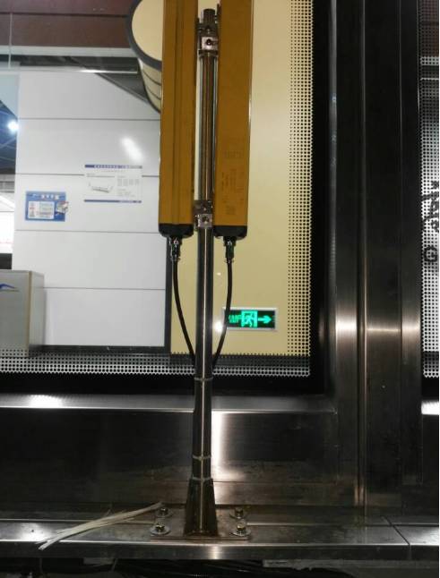 列车开门时请勿触碰车门谨防被夹,被夹在安全门和车门之间