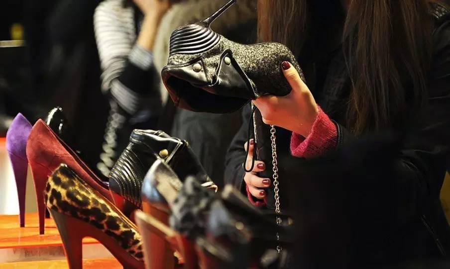 你朋友圈里删不完的代购，老外竟然管他们叫爸爸！