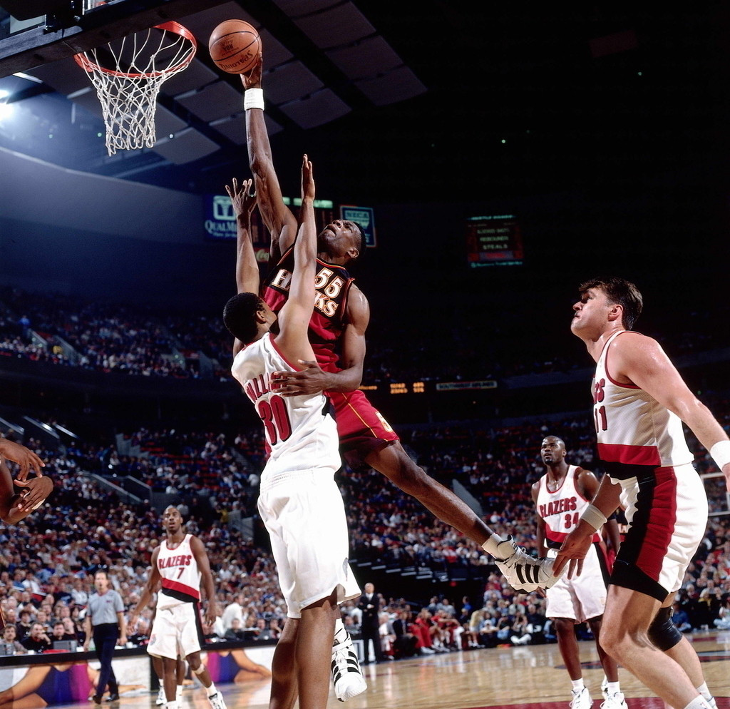 会被三支球队退役的球衣,同时在三支球队退役球衣