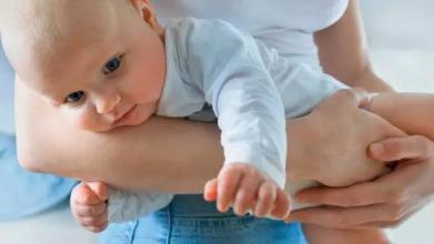 宝宝肠胀气哭闹最有效的方法,宝宝肠胀气哭闹不止怎么快速解决