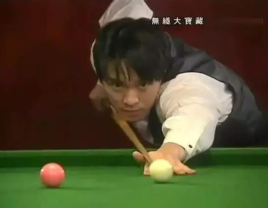周星驰跳起来打台球片段,周星驰打桌球片段