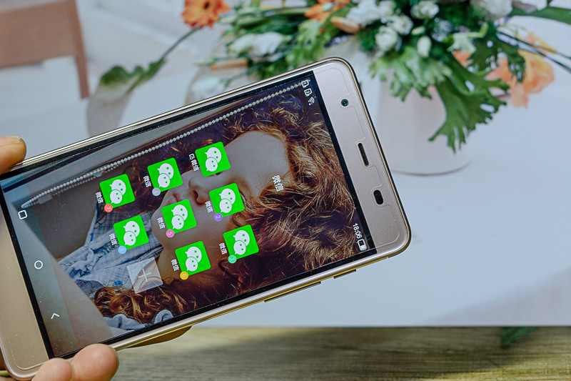 微信QQ能八开,刷脸手机小辣椒S33才安全