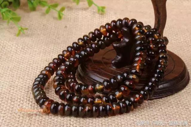 龟甲做成的手串,黄金甲乌龟壳做的手串有什么作用