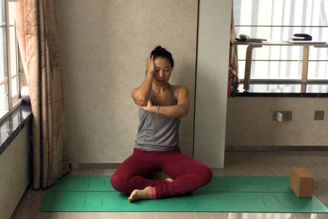 落枕后的疼痛瑜伽怎么弄,颈部落枕瑜伽解决办法