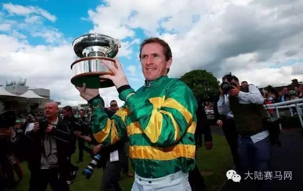 几乎摔断全身骨头、10颗牙齿、钢筋支撑背部，41岁仍驰骋赛场