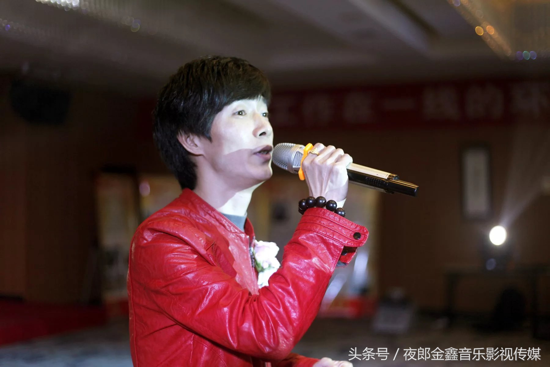 夜郎金鑫赞“城市黄玫瑰”义演环卫工人节