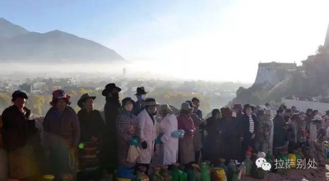 布达拉宫粉墙时间,布达拉宫一年一度的刷墙日