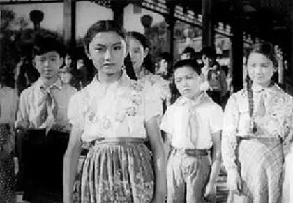 六十五年前那个给毛主席献花的小姑娘，为何在央视舞台上转身落泪