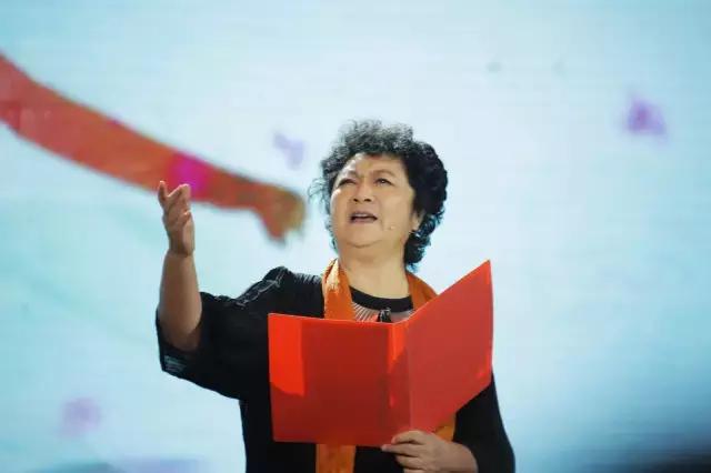 六十五年前那个给毛主席献花的小姑娘，为何在央视舞台上转身落泪