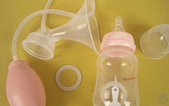 断奶期间妈妈奶涨得痛怎么办,断奶吸奶器吸空