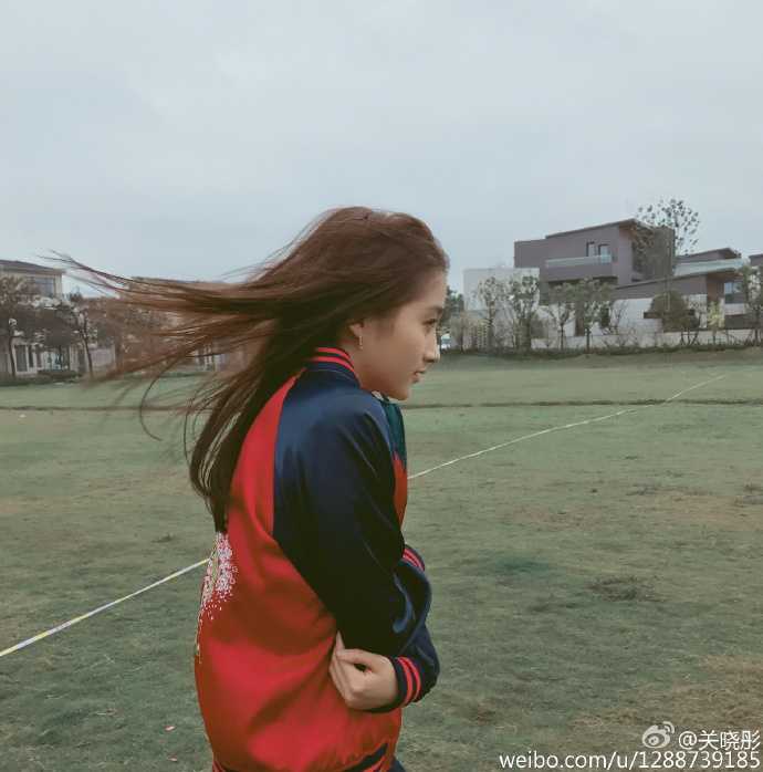 关晓彤被吐槽穿大人衣服,关晓彤冬天穿秋裤