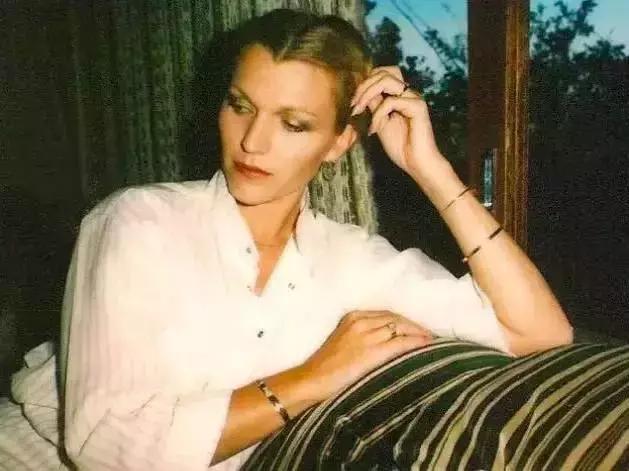 厉害！68岁登杂志拍裸照，打5份工，养育了亿万富翁儿子