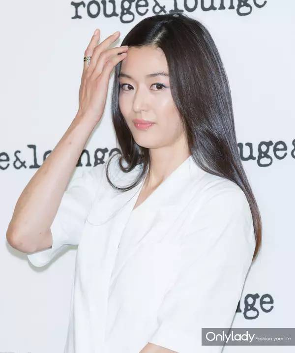 全智贤一字眉图片,全智贤的长直发看起来那么漂亮