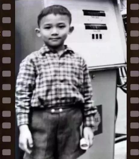 网友说,他的眼神无法以言语来形容