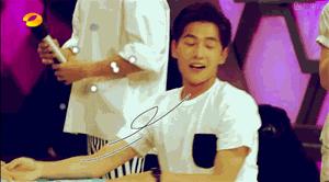 夜华用剑刺素锦杨洋刘亦菲,夜华君哭戏