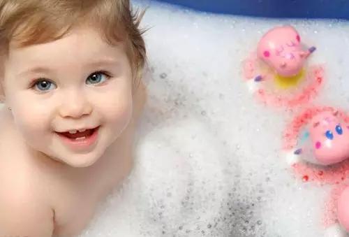 孩子四个地方变红家长一定要重视,爸妈看宝宝反应