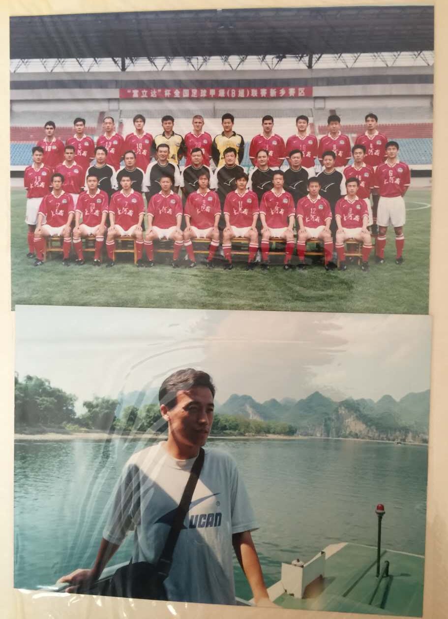 老胡送三爷礼物,老胡贴对联