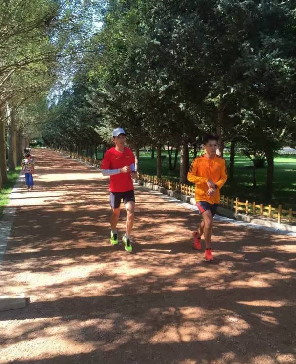 为什么职业球员训练要草坪洒水,为什么专业跑者跑不过业余