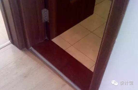 一边铺瓷砖一边铺地膜,一边贴砖一边填缝吗