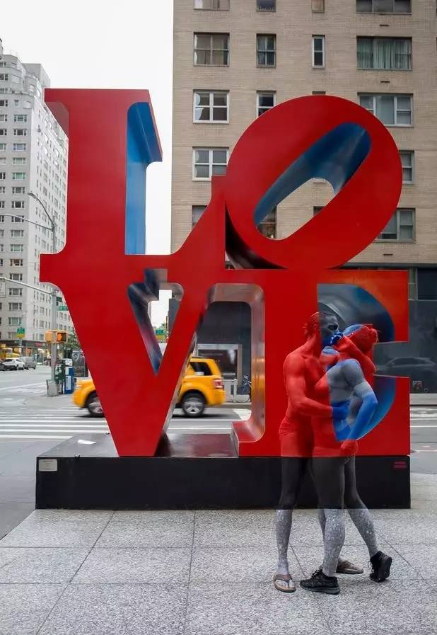 壹闻:地标里藏裸模 彩绘艺术家创人体新玩法