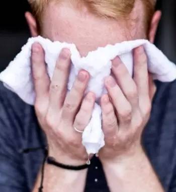 男人刮胡子的有些什么工具,男人刮胡子怎么才能不留黑点