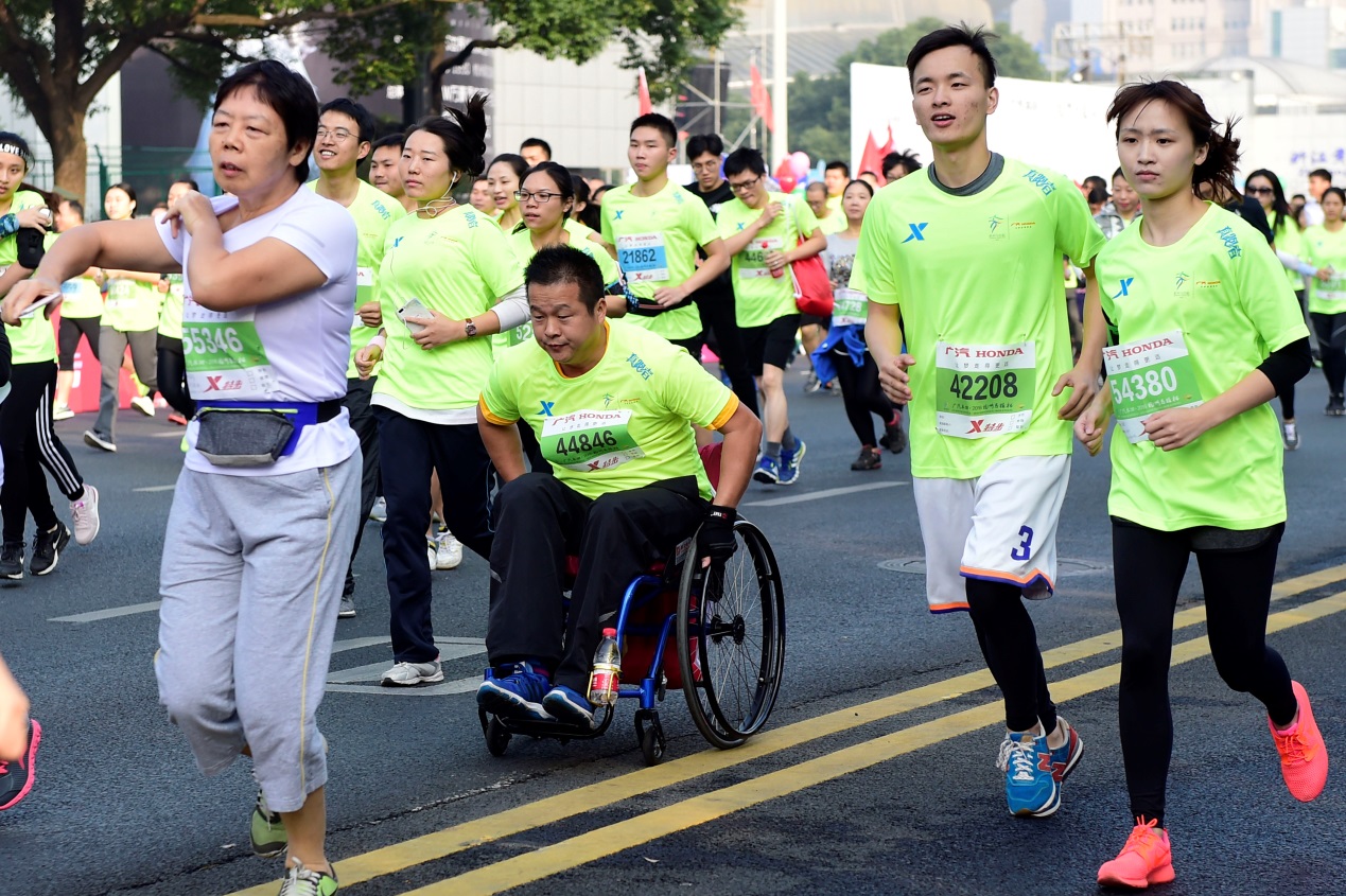小微拼尽洪荒之力,全程记录杭马!杭州人30年前这样开跑