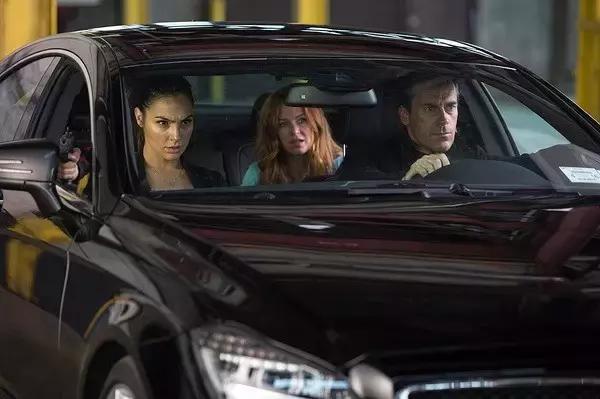 放着间谍这份很有前途的职业，为什么要当逗比呢