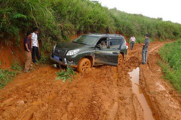 车子陷进雪里出不来怎么办,车子陷在泥里出不来怎么办