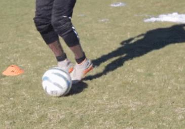 足球各种运球技巧,踢足球运球基础教学