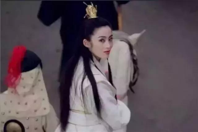 红妆扬眉剑出鞘运筹帷幄傲群豪