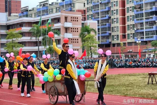英德这个老师居然站在垃圾车上面？还引得学生连连尖叫！