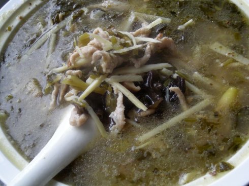 你想不想吃蛋炒饭,雪里红炒肉沫配米饭