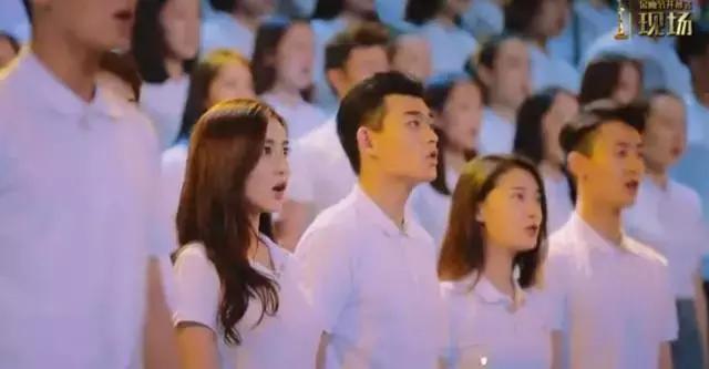 90后新星扮记者采访胡歌赵丽颖,采访胡歌谈到赵丽颖