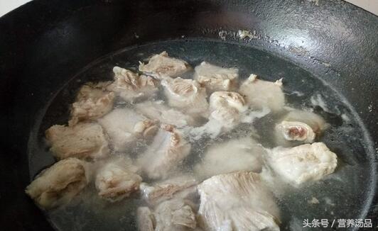 来一碗玉米排骨汤,木瓜花生炖排骨汤做法