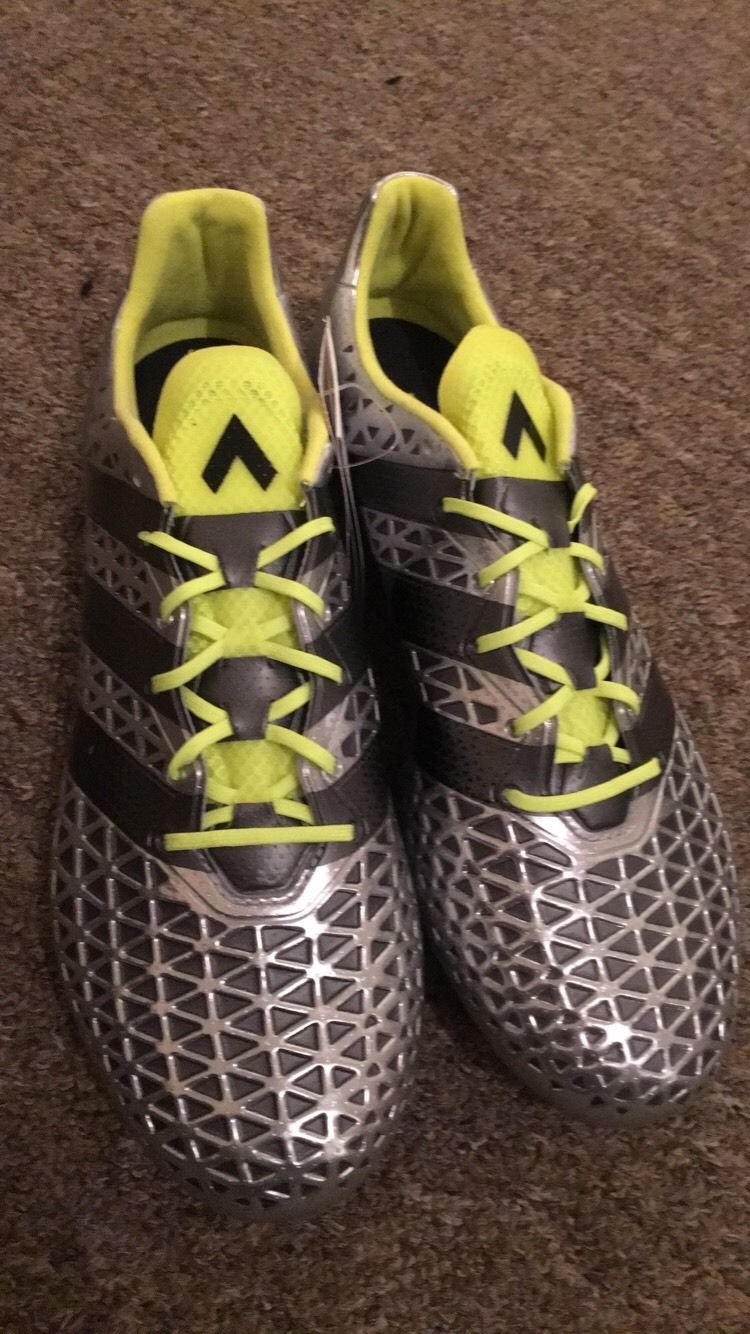 阿迪达斯足球球鞋测评,足球鞋选择nike还是阿迪达斯