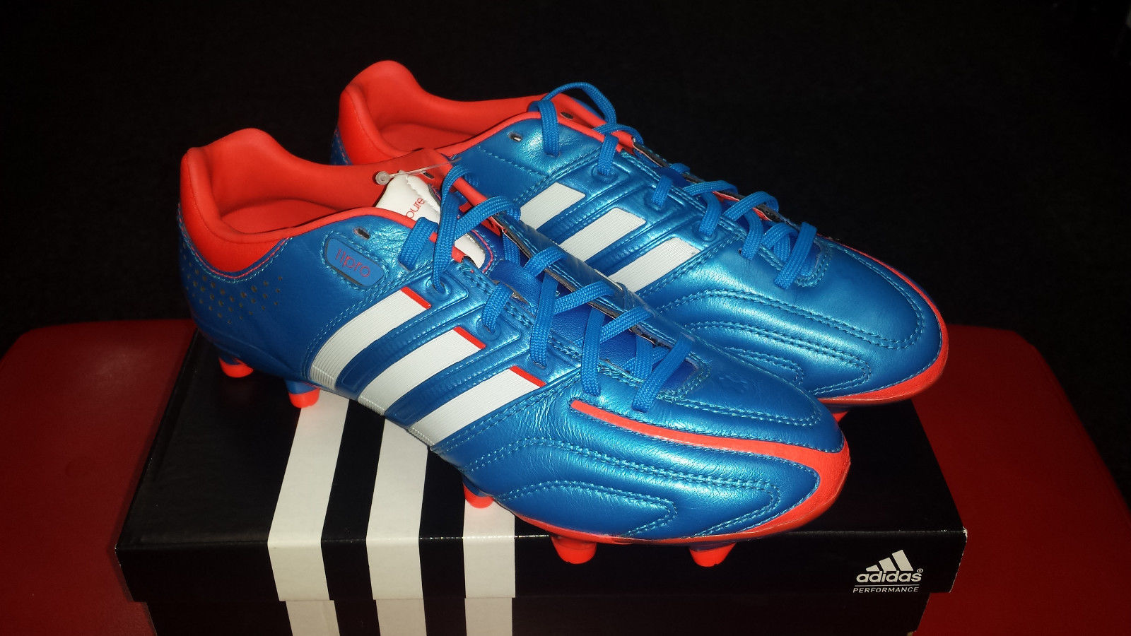 阿迪达斯足球球鞋测评,足球鞋选择nike还是阿迪达斯