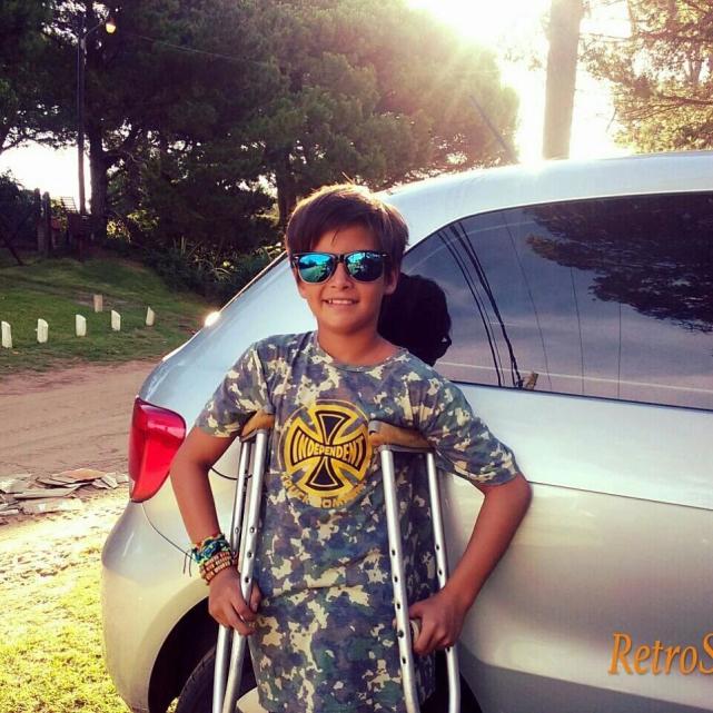 踢足球的小男孩精彩瞬间,足球小男孩泪目瞬间