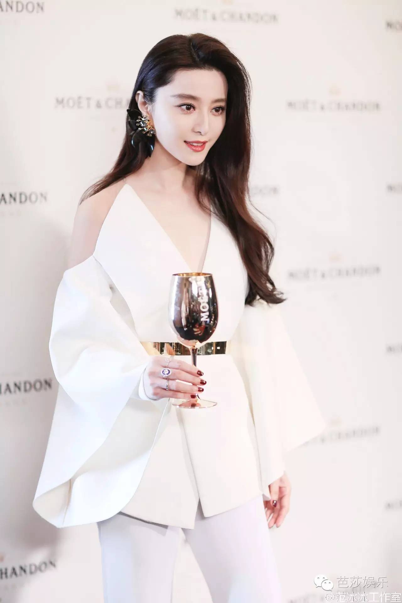 宋茜穿搭成为时尚风标,宋茜在天天向上跳舞视频