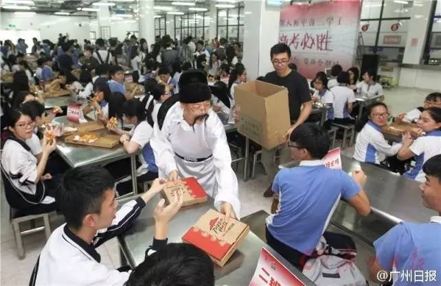 看了这张照片我才知道，老师对学生的爱，是如此细水无声！|特别关注