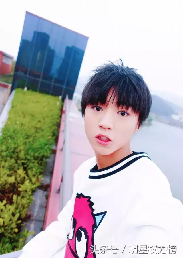 明星自拍除了卖萌还会搞怪！鹿晗TFBOYS教你自拍的正确姿势