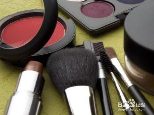 外国小哥直播毁掉女友的化妆品,怎么样毁掉一个女生