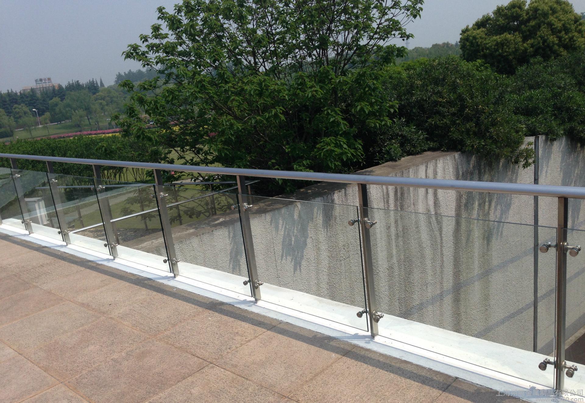 阳台护栏用不锈钢好不好,阳台不锈钢护栏不够结实