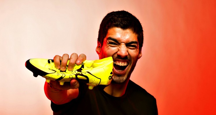 阿迪达斯足球球鞋测评,足球鞋选择nike还是阿迪达斯