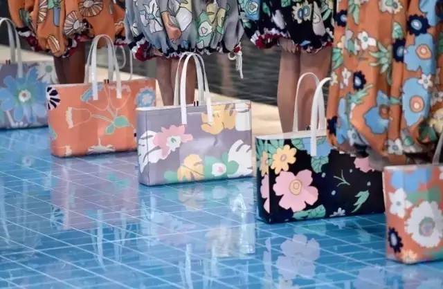 宾大女神将旧衣服“打包”送上了时尚周，居然得到名模一致追捧！