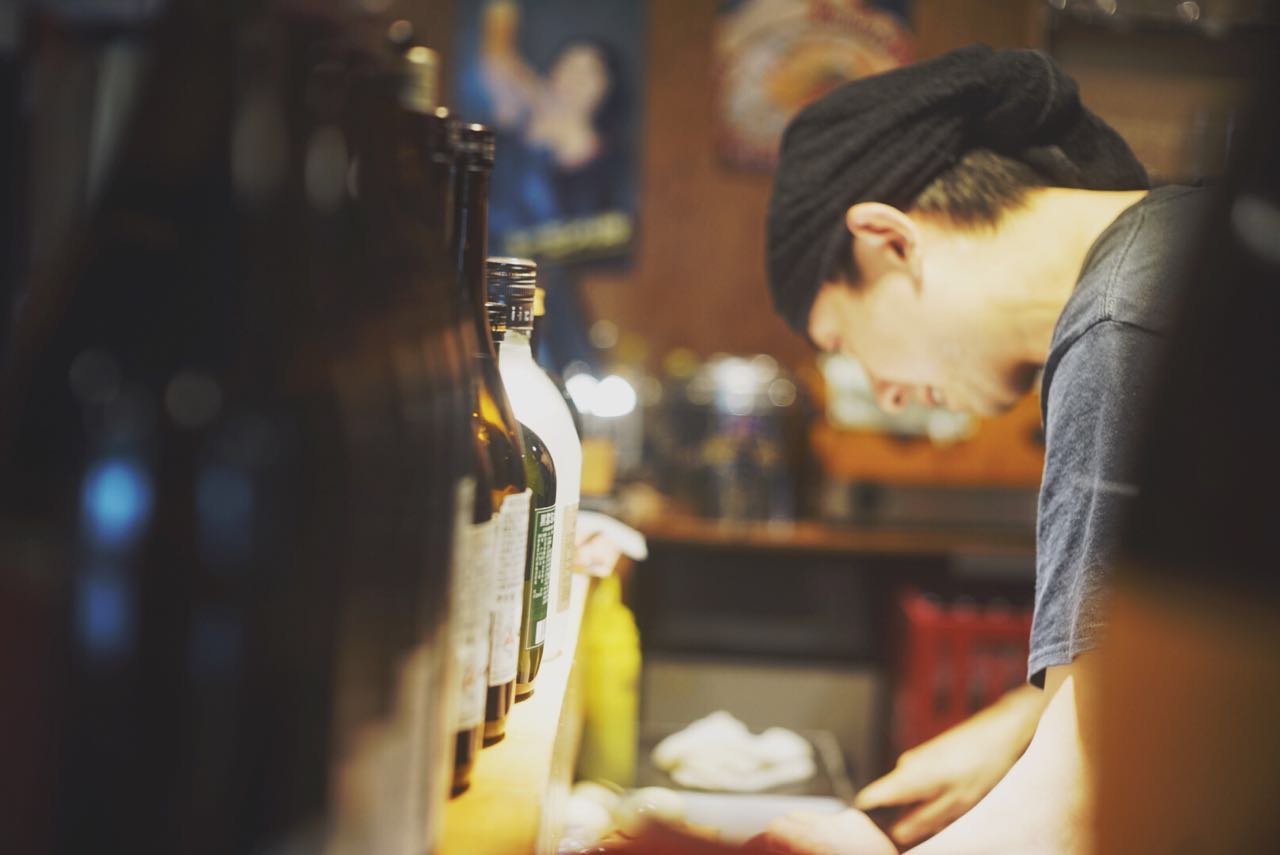 不当翻译官，他钻进居酒屋11年，终在山城做出最旧最暖的日料铺