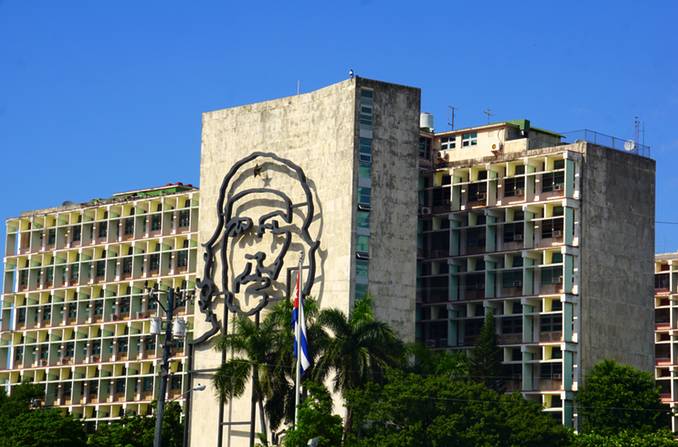 在古巴,1个人1个月只能有5个鸡蛋