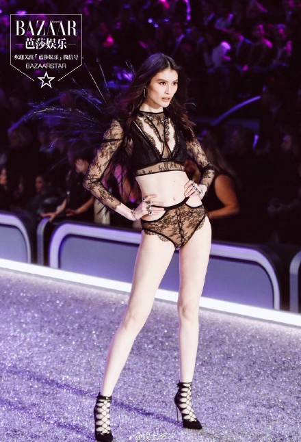 没看现场不要紧！用海量美图告诉你今年维密秀长腿美胸都这样玩